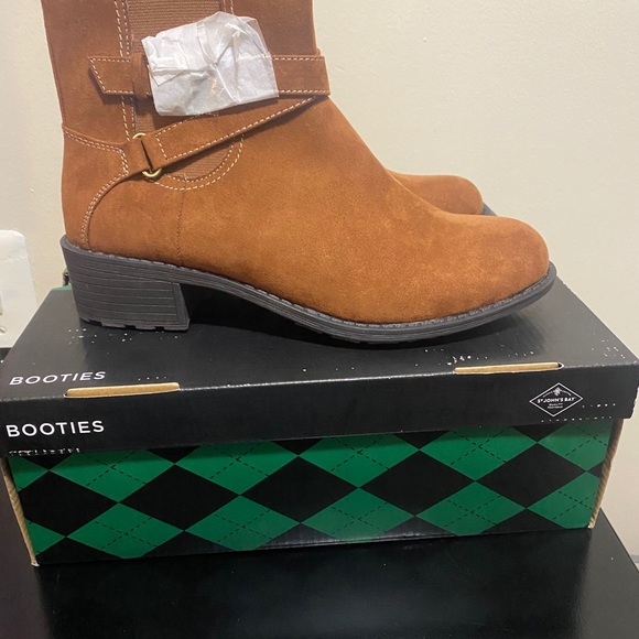 St. John’s Bay Cognac Booties size 9M - Picture 2 of 3